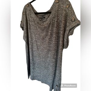 2X knit tunic in excellent condition with button details